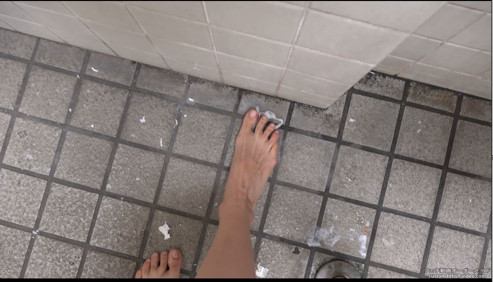 汚いトイレを裸足で歩く女子高生